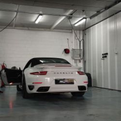Coche deportivo Porsche en cabina para reprogramación
