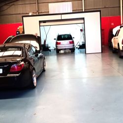 Interior del taller con coches de diferentes marcas