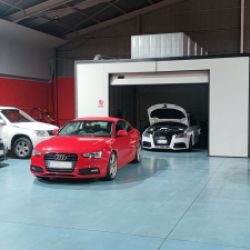 Imagen del amplio interior del taller con varios coches