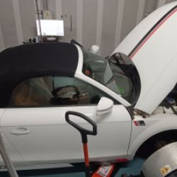 Coche deportivo Audi en cabina para reprogramación