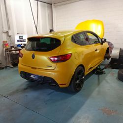 Coche Renault en cabina para reprogramación a medida en banco de potencia