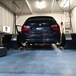 Coche BMW en cabina para reprogramación