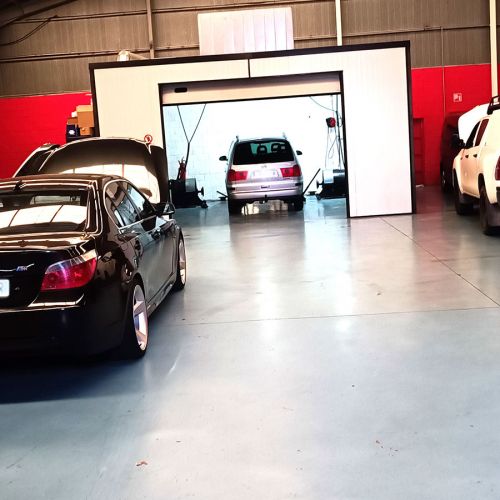 Interior del taller con coches de diferentes marcas