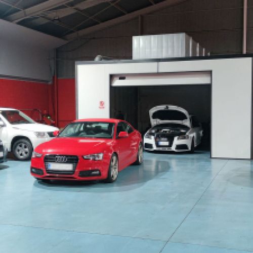 Imagen del amplio interior del taller con varios coches