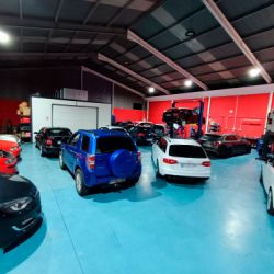 Imagen del interior del taller con paredes rojas