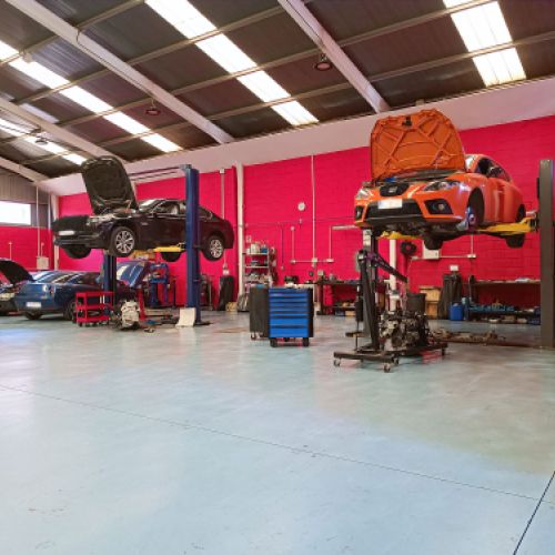 Imagen del interior del taller con coches de diferentes marcas