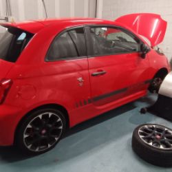 Coche rojo Fiat en cabina para reprogramación