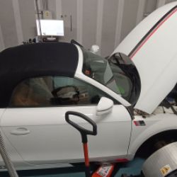 Coche deportivo Audi en cabina para reprogramación