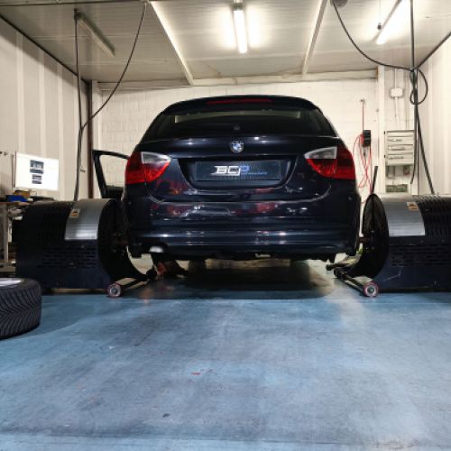 Coche BMW en cabina para reprogramación