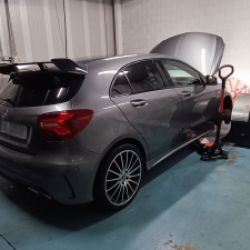 Coche Mercedes en cabina para reprogramación