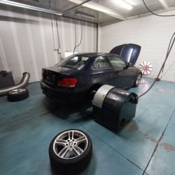 Coche BMW en cabina para reprogramación a medida en banco de potencia