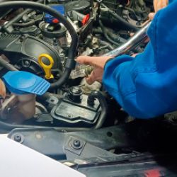 Técnico realizando limpieza de válavulas