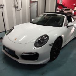 Coche Ferrari en cabina para reprogramación a medida en banco de potencia