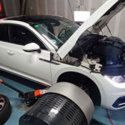 Coche blanco en cabina para reprogramación