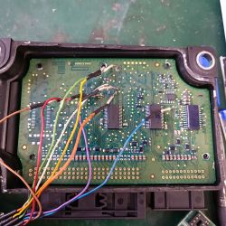 Detalle de circuito electrónico para reprogramación